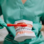 Dantų protezavimo būdai: naujovės, pasirinkimai ir priežiūra